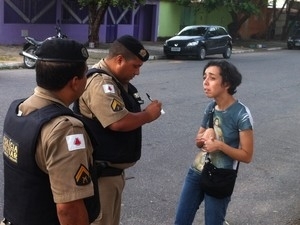 Mulher  vitima de furto dentro de uamm igreja em  Valadares