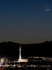 Cometa PanSTARRS passa sobre Las Vegas, nos Estados Unidos