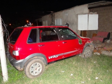 Carro perde o controle e bate em casa na cidade de Luis Eduardo Magalhes