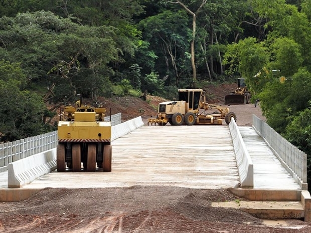 Rua Eucaliptos est sendo preparada para dar acesso  nova ponte sobre o Rio Coxip em Cuiab