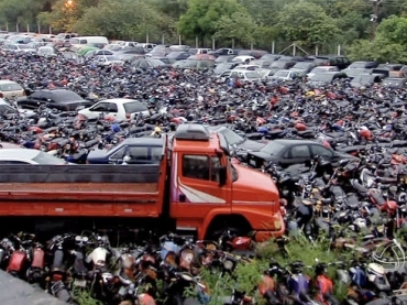 Carros apreendidos em Cuiab esto deteriorados em ptios da capital