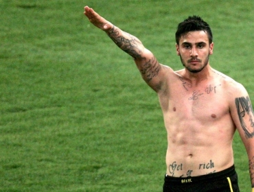 Giorgos Katidis faz a saudao nazista na comemorao do gol do AEK