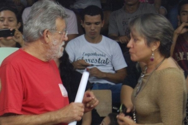 Advogada Ioni Ferreira conversa com o presidente da Adufmat