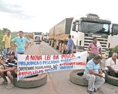 Empunhando cartazes com dizeres contrrios  lei, pescadores fecharam a rodovia dos Imigrantes ontem  tarde