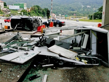 Cabine de pedgio ficou totalmente destruda