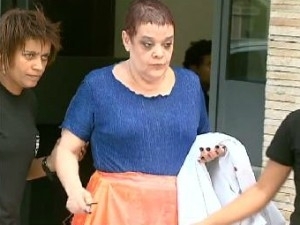 Mdica chefe da UTI do hospital Evanglico, Virgnia Helena Soares de Souza, sendo conduzida por policiais