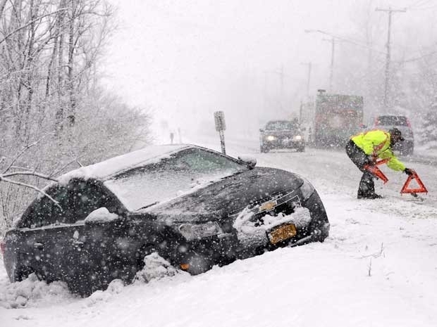 Carro cai em uma vala em uma estrada de Buffalo (NY).