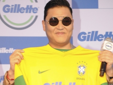 Psy ganha camisa do Brasil em coletiva de imprensa