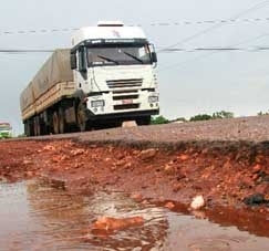 Motoristas reclamam dos buracos e tambm da falta de sinalizao em alguns trechos