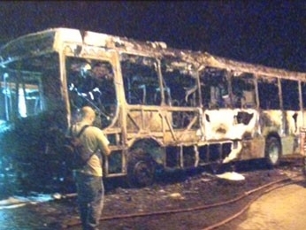 nibus foi incendiado no bairro Joo Paulo