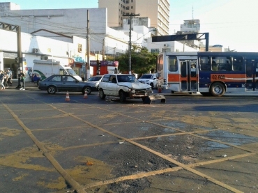 Carro furou sinal vermelho e bateu em caminhonete, segundo a polcia