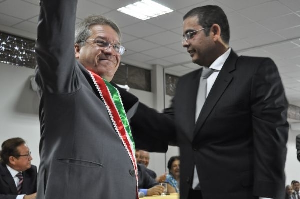 Walace Guimares recebe a faixa simblica do prefeito em exerccio Maninho de Barros