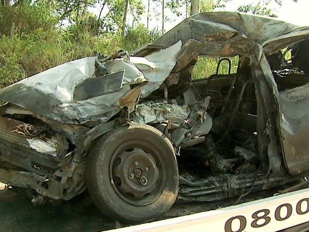 Carrou ficou destrudo aps acidente em rodovia que liga Amparo a Pedreira