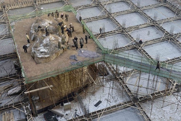 Operrios removeram nesta tera-feira (18) um tmulo que ficava no meio de um prdio em construo em Taiyuan