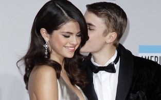 Selena Gomez e Justin Bieber no American Music Awards em Los Angeles, nos Estados Unidos