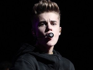 Justin Bieber faz show para emissora de rdio no Nokia Theatre, em Los Angeles, na segunda-feira (3)