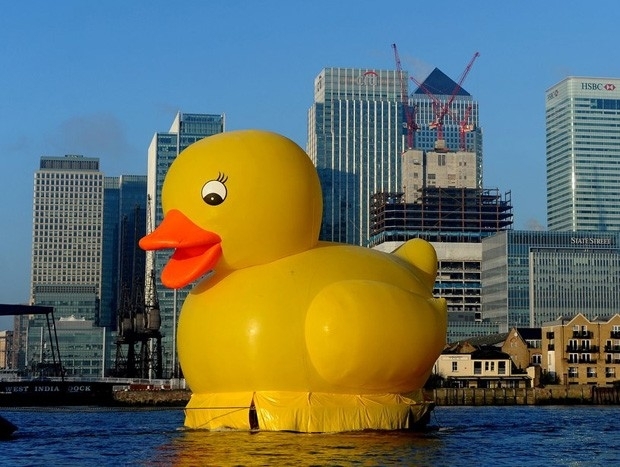 Pato gigante surpreendeu cidados de Londres logo pela manh