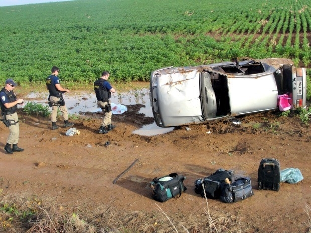 Famlia seguia para Gois quando ocorreu o acidente, segundo a PRF. (Foto: Clique F5)