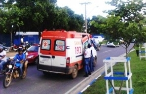 Dois funcionrios do SAMU tentavam encaixar a porta que despencou durante ocorrncia 