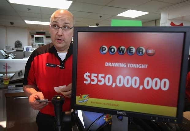 Lojista vende bilhete da Powerball acumulada em US$ 550 milhes nesta quarta-feira (28), em Chicago
