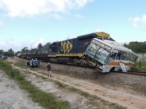 Trem arrasta nibus em linha frrea no distrito de Palmeiras, em Suzano