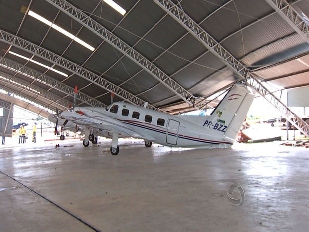 Teto de hangar desabou no aeroporto durante vendaval e atingiu trs avies