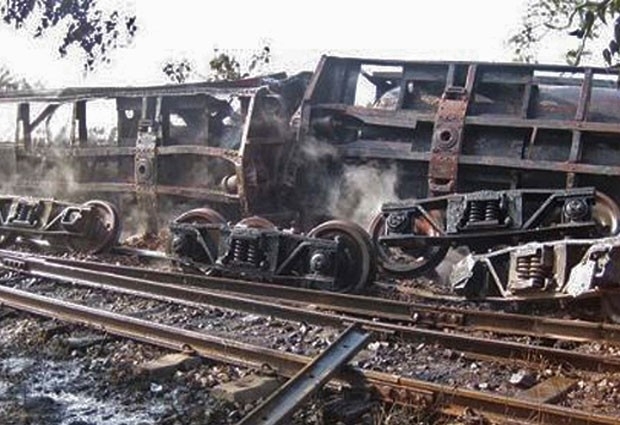 Foto divulgada pelo Ministrio da Informao de Mianmar neste sbado (10) mostra vages do trem que foram queimados (