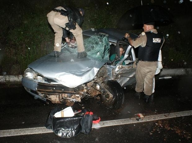 Homem ficou preso s ferragens em acidente na BR-267, em Minas Gerais