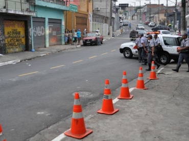 O soldado da PM reagiu aps levar uma garrafada de uma mulher e atirou contra ela e outro homem, que acabou morrendo.