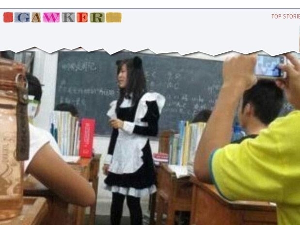 Professora apareceu na sala de aula vestindo uma fantasia de empregada, com direito a orelhinhas de gato