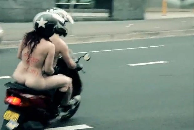 Casal andou nu em uma scooter em Sydney.
