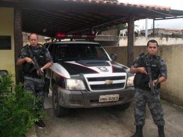 Policiais armados fazem a escolta do goleiro Bruno enquanto ele depe na Grande BH