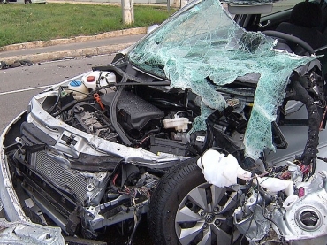 Carro ficou completamente destrudo aps bater de frente com nibus em Salvador. 