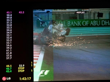 Karthikeyan teve problemas com a sua HRT, diminuiu a velocidade bruscamente e foi acertado pelo alemo Nico Rosberg