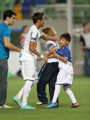 Antes do jogo, um f cruzeirense atravessou o campo para pedir um autgrafo para Neymar