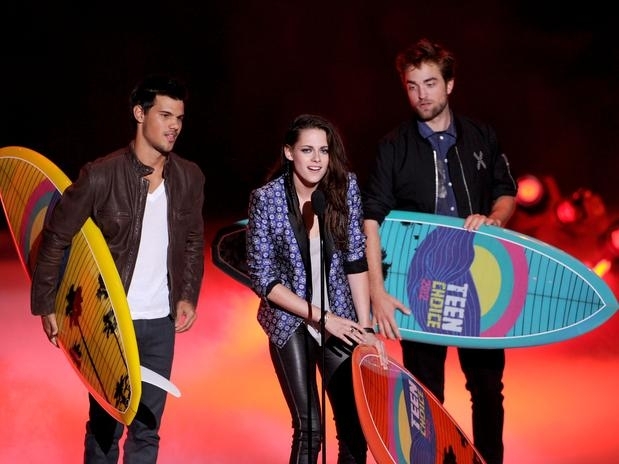 Kristen Stewart, Robert Pattinson e Taylor Lautner concederam entrevista juntos para a MTV norte-americana