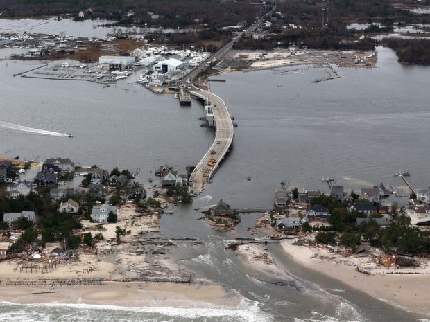 31 de outubro - Vista area dos estragos da supertempestade Sandy em Mantoloking, Nova Jersey