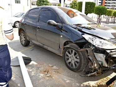 Agente estava na calada e foi atropelado por carro de passeio