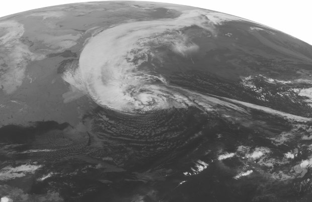 Imagem do satlite NOAA mostra a aproximao da tempestade Sandy sobre a Costa Leste dos EUA nesta segunda-feira (29)