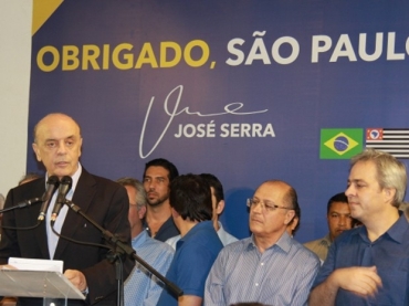 Serra faz discurso aps derrota ao lado de Alckmin e Alexandre Schneider 