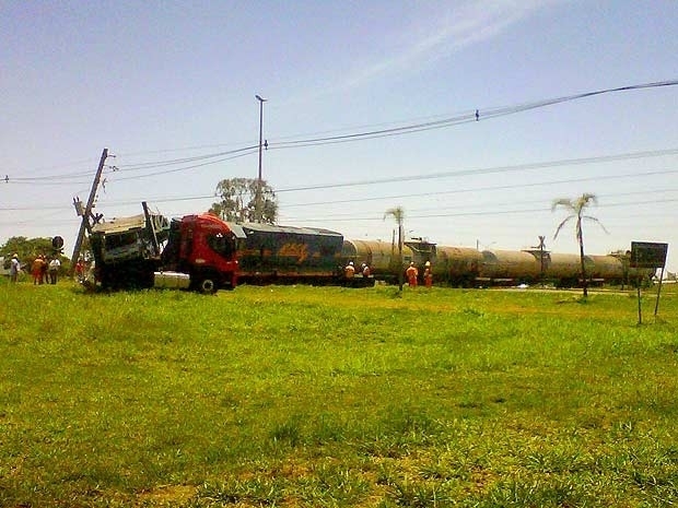 Carreta com dois carros se choca com trem carregado de combustvel no Setor de Indstrias e Abastecimento de Braslia