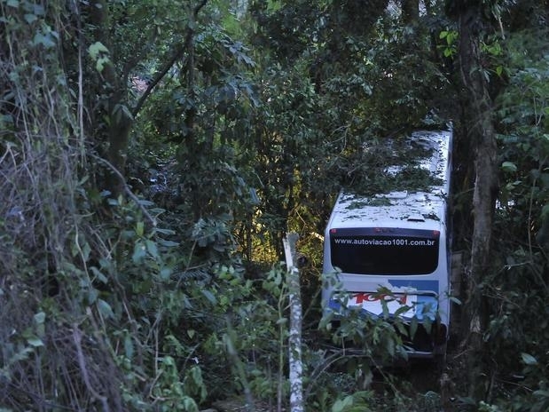 nibus da Viao 1001 tombou numa ribanceira de cerca de 10 m na rodovia RJ-116, em Guapimirim (RJ)