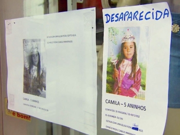 Moradores colam cartazes da menina no comrcio da cidade. 