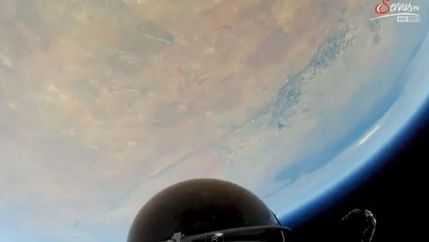Imagem gravada por cmera instalada no corpo de Felix Baumgartner durante salto da estratosfera