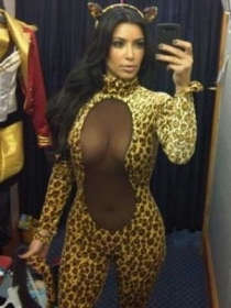 Kim Kardashian postou uma foto com sua fantasia para o Halloween deste ano