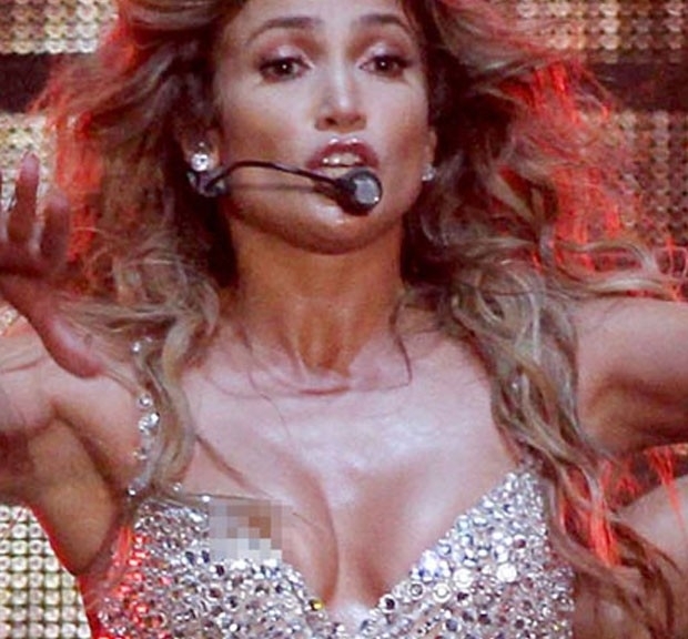 Jennifer Lopez deixa escapar seio em show