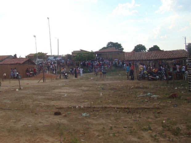 Multido nos arredores de casa onde famlias esperavam o fim do mundo, em Teresina