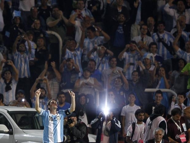 Messi marcou dois gols e comandou a vitria da Argentina no clssico contra o Uruguai