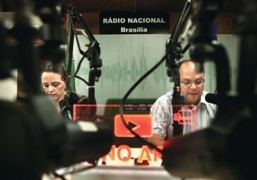 Locutores apresentam A voz do Brasil da Rdio Nacional, em Braslia. A audincia  pfia, mas o programa continua