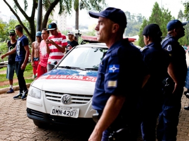 Guarda Civil durante rolezinho no Bosque Maia